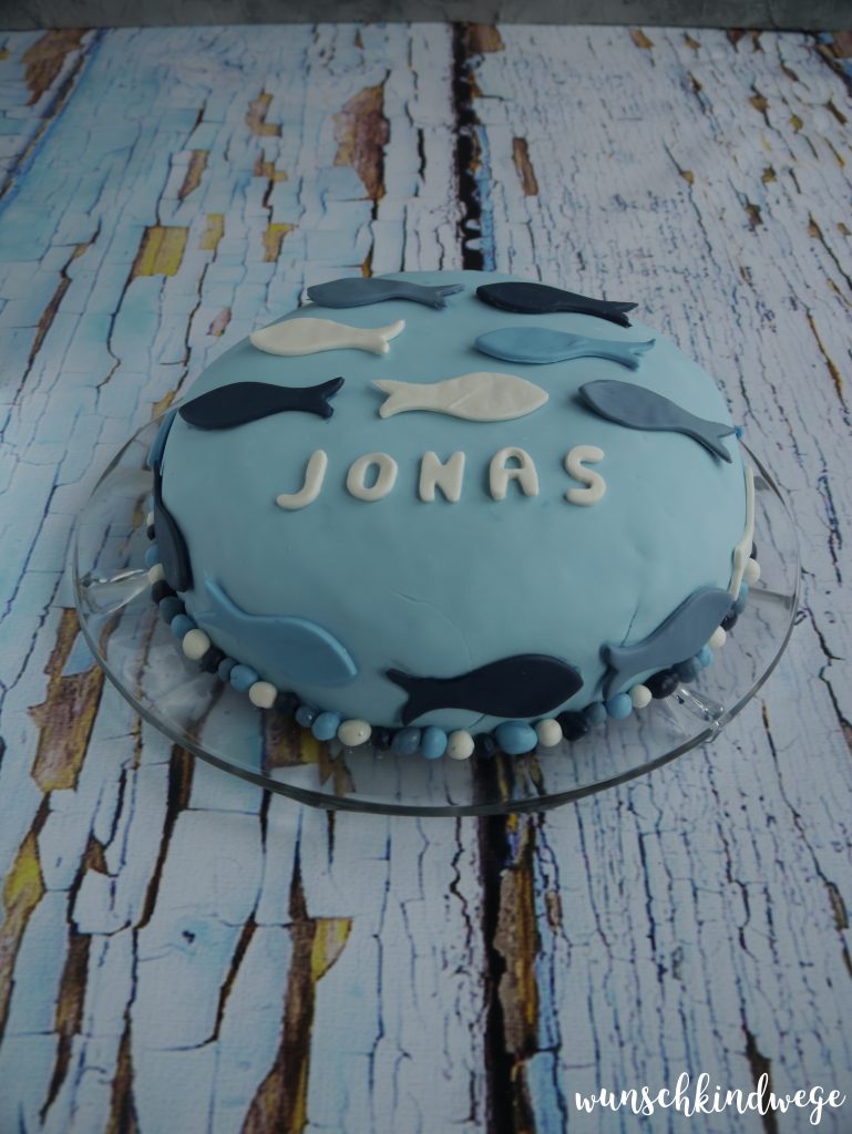 blaue Kommunionstorte mit Fischen, Name "Jonas"