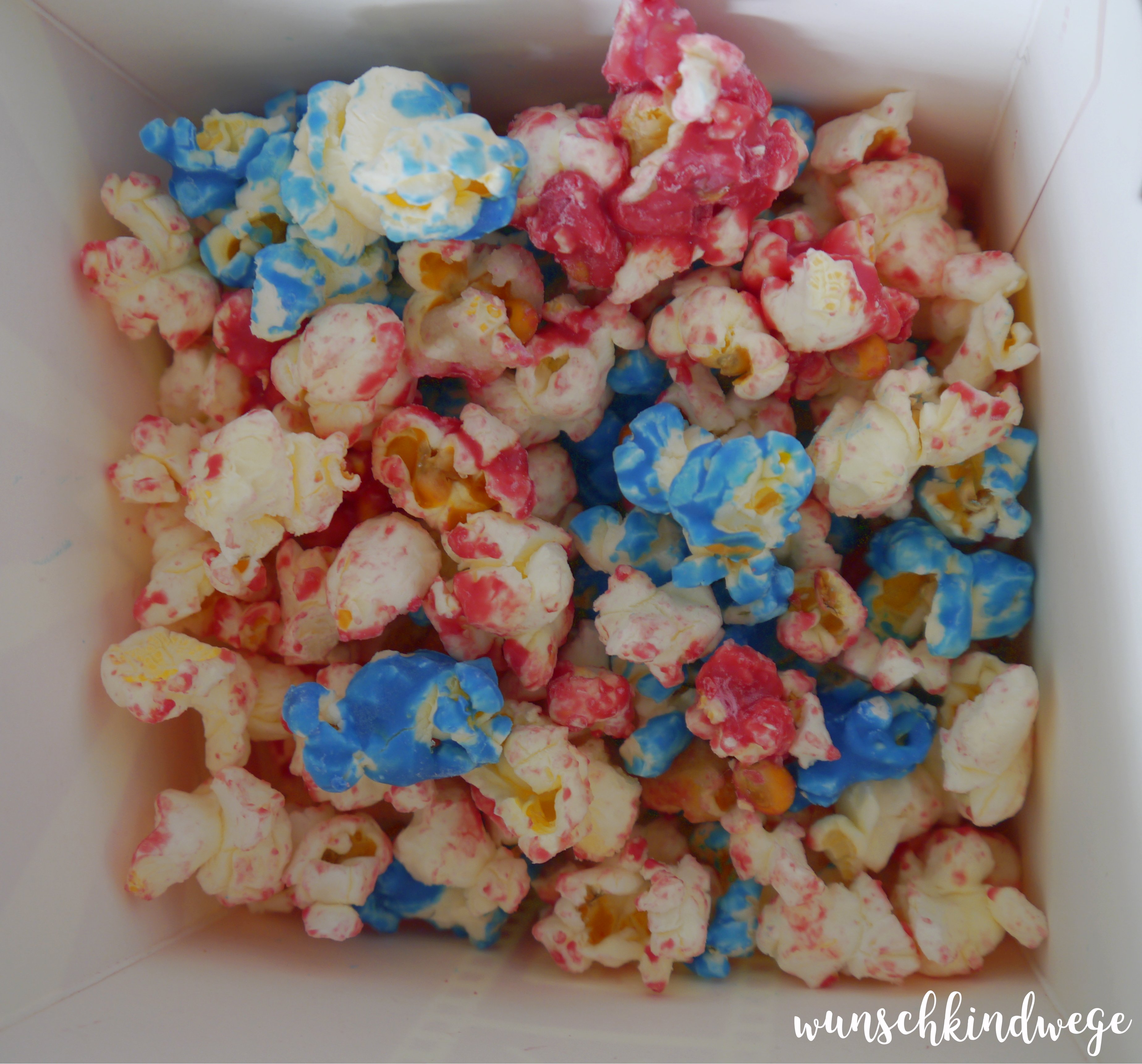 red white and blue popcorn für usa mottoparty closeup