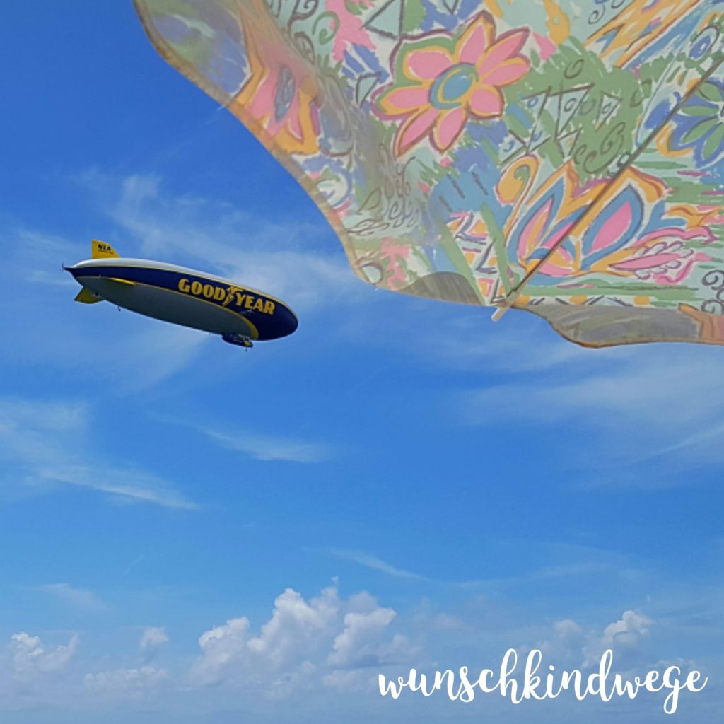 Good Year Zeppelin am Strand von Lauderdale-by-the-Sea 