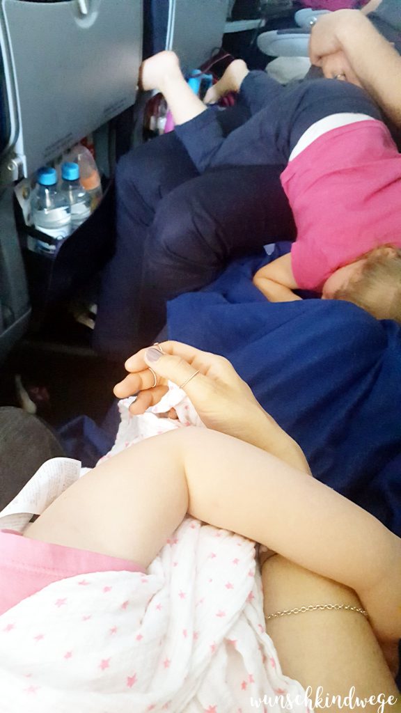 Reisen mit Kindern Schlafen im Flugzeug