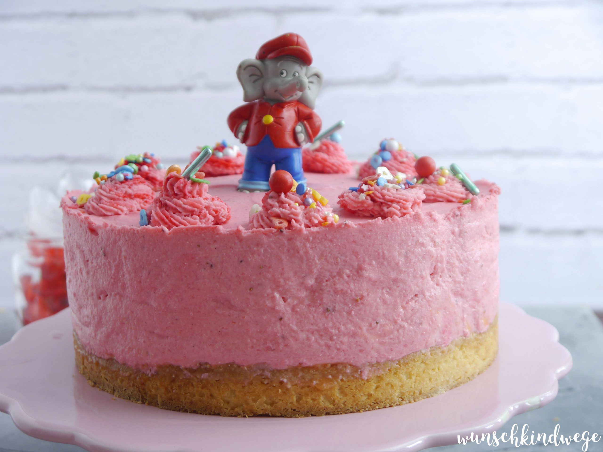 Benjamin-Blümchen-Torte mit silbernem Happy-Birthday-Piekser | Pink Dots  Partystore | Deko-Blog
