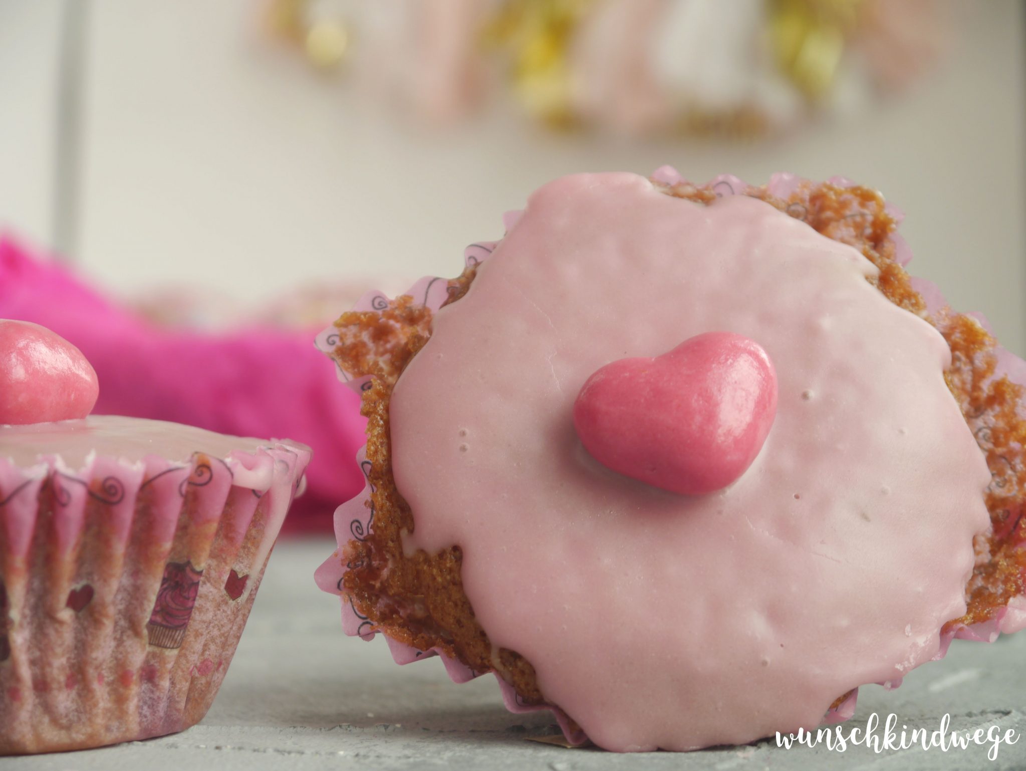 Schoko-Kirsch Muffins - mit rosa Zuckerguss und bunten Streuseln