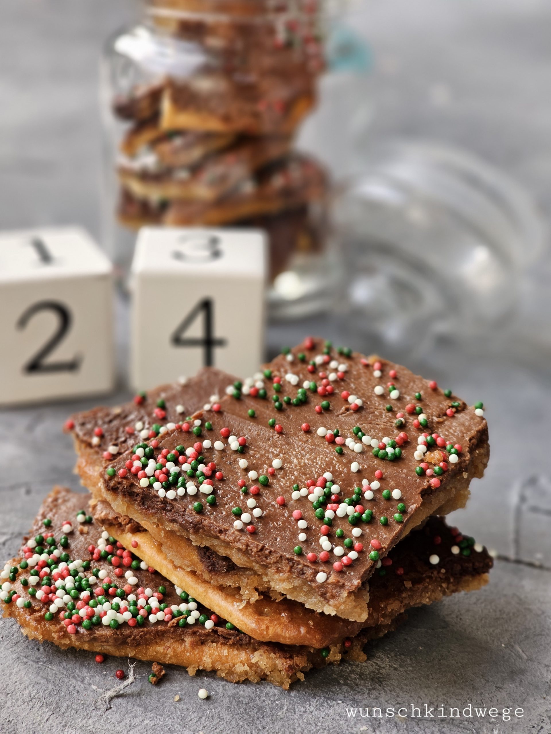Christmas Crack Weihnachten Rezept für salzige Cracker mit Karamellschicht, Schokolade und Zuckerstreuseln